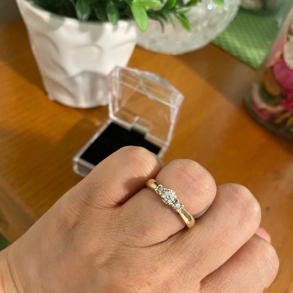 Engagement Ring Pre owned - Picture 7 of 9